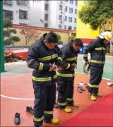 我公司員工進(jìn)行消防培訓(xùn)